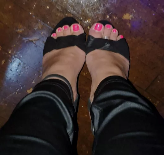 Thirst Trap Thursday. . .I'll need someone to rub these hot pink toes. Any takers??? Thirst Trap Thursday. . .I'll need someone to rub these hot pink toes. Any takers???