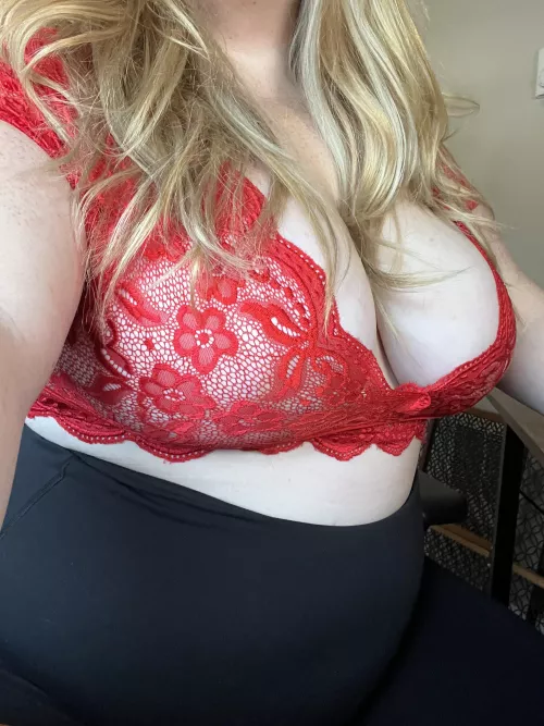 This bra is working overtime π