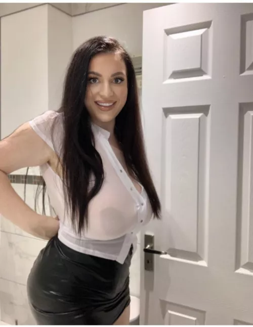 This British Milf needs a seeing to!😋 This British Milf needs a seeing to!😋