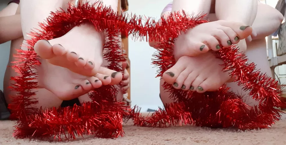 This christmas garland accentuates our pale feet nicelyππ Don't you think?π