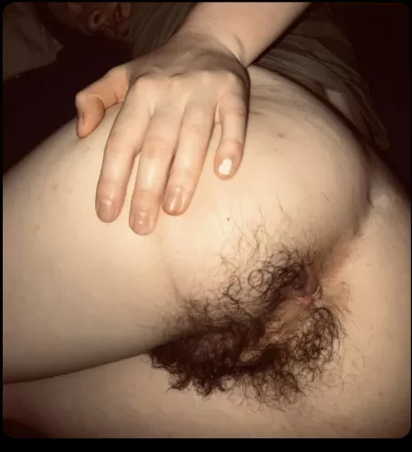 This is my hairy asshole… what would you like to do to it? 😏🥵