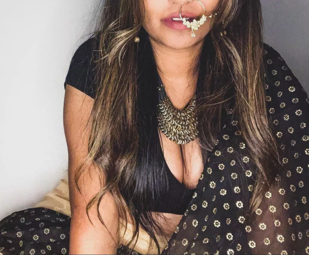 😏 This is my wife... She's looking for a hot cake 🍰 to sext me and keep me entertained while she's busy 😜😈 - any takers?? (San Diego)