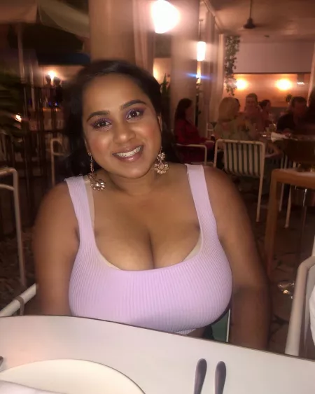 This is one busty Indian chick This is one busty Indian chick
