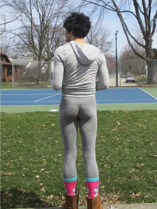 This is one of my fave casual fits for running errands. I walk a lot, so my thighs and calves are really toned. And these leggings make me feel proud of my workout routine :)