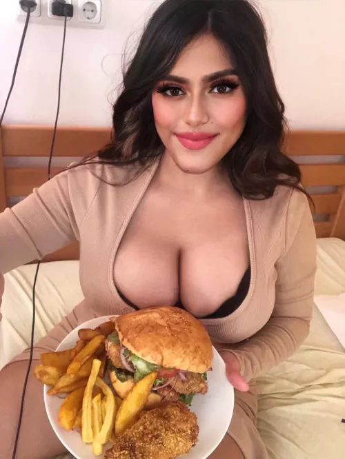 This is your energy meal before you fuck me π what will you eat first? This is your energy meal before you fuck me π what will you eat first?