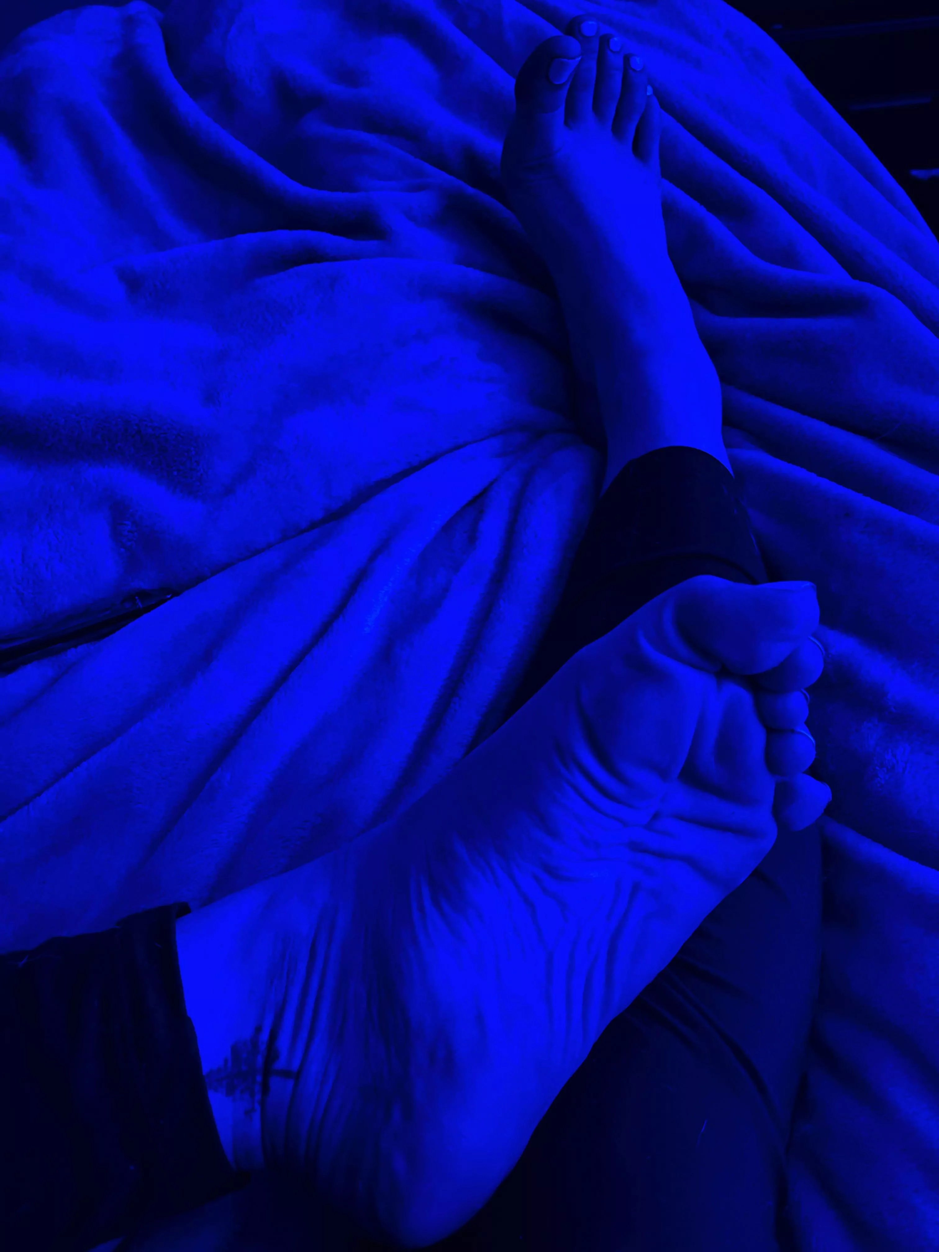 This lighting really highlights the wrinkles in my soles, huh?