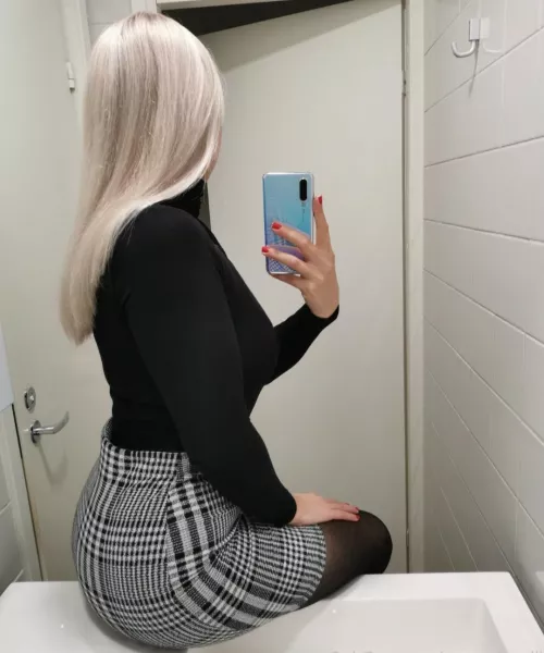 This office ass(istant) is ready for the weekend😍