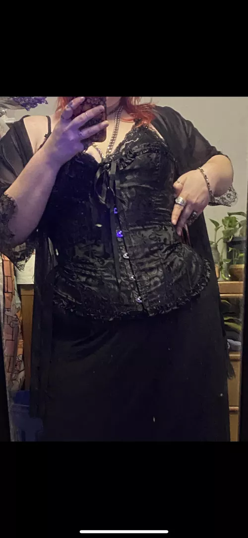 This one doesn’t get tight enough to really bring my waist in but this was a fun outfit!