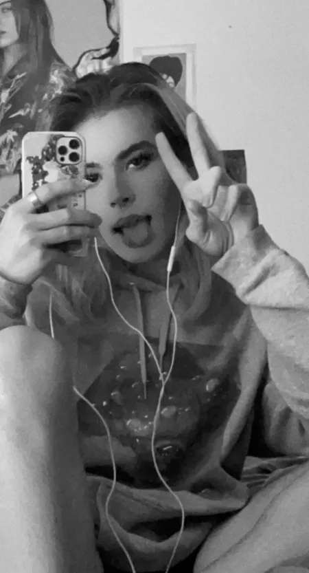 This pic in black and white I feel so cute😋🥰 This pic in black and white I feel so cute😋🥰