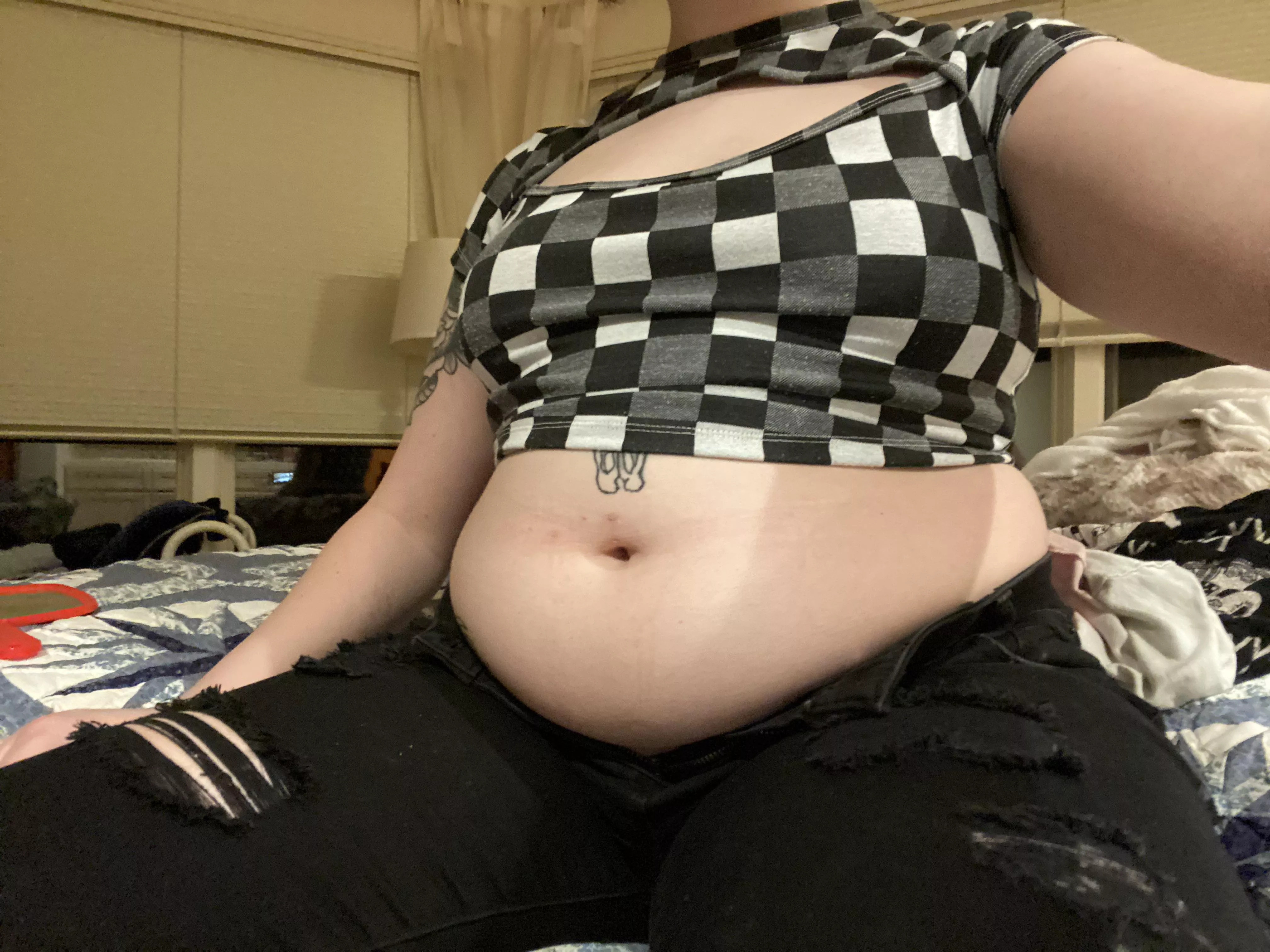 This shirt wasn’t a crop top when I walked into the fancy Italian restaurant, but it sure as hell became one when I walked out 🥵🥵🥵