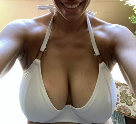 This white top definitely deserves that smileโฆ(F48)