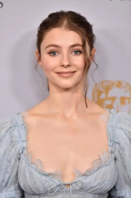 Thomasin McKenzie’s breasts are so big and hang so naturally I love it Thomasin McKenzie’s breasts are so big and hang so naturally I love it