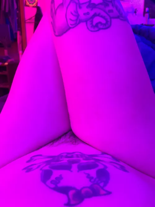Those black light thighs n tatsβ¦