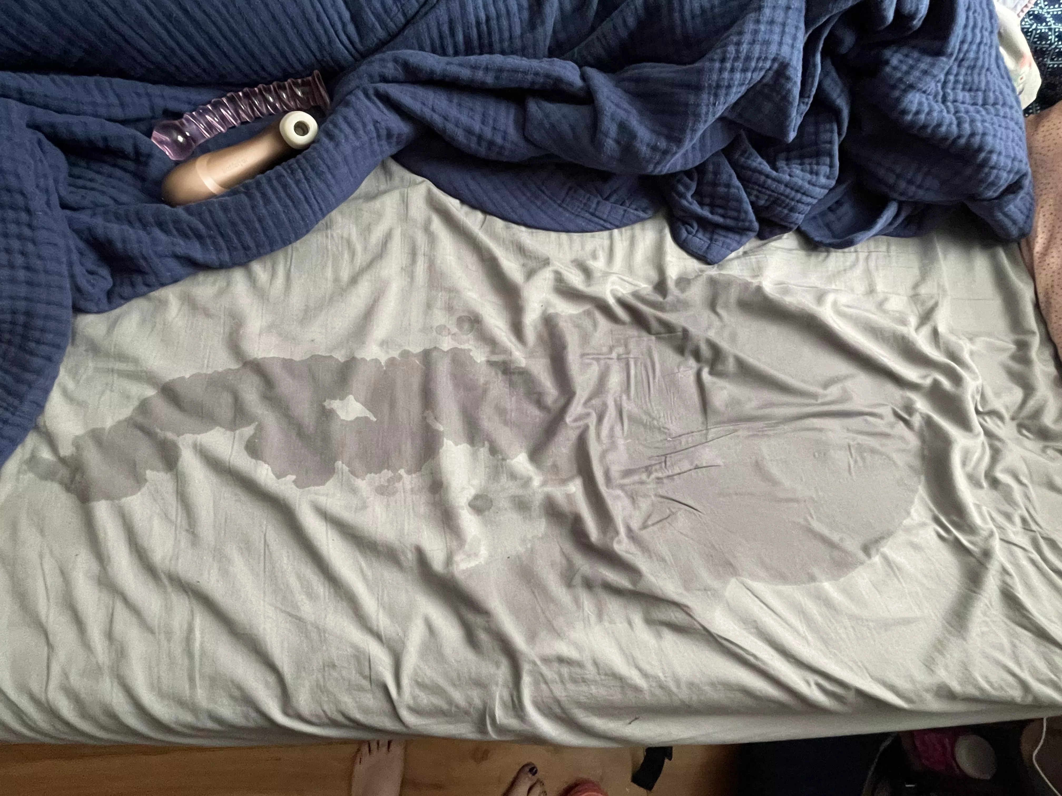 Those two toys are what to thank for this mornings mess. Self love is the best love. Happy v-day ♥️