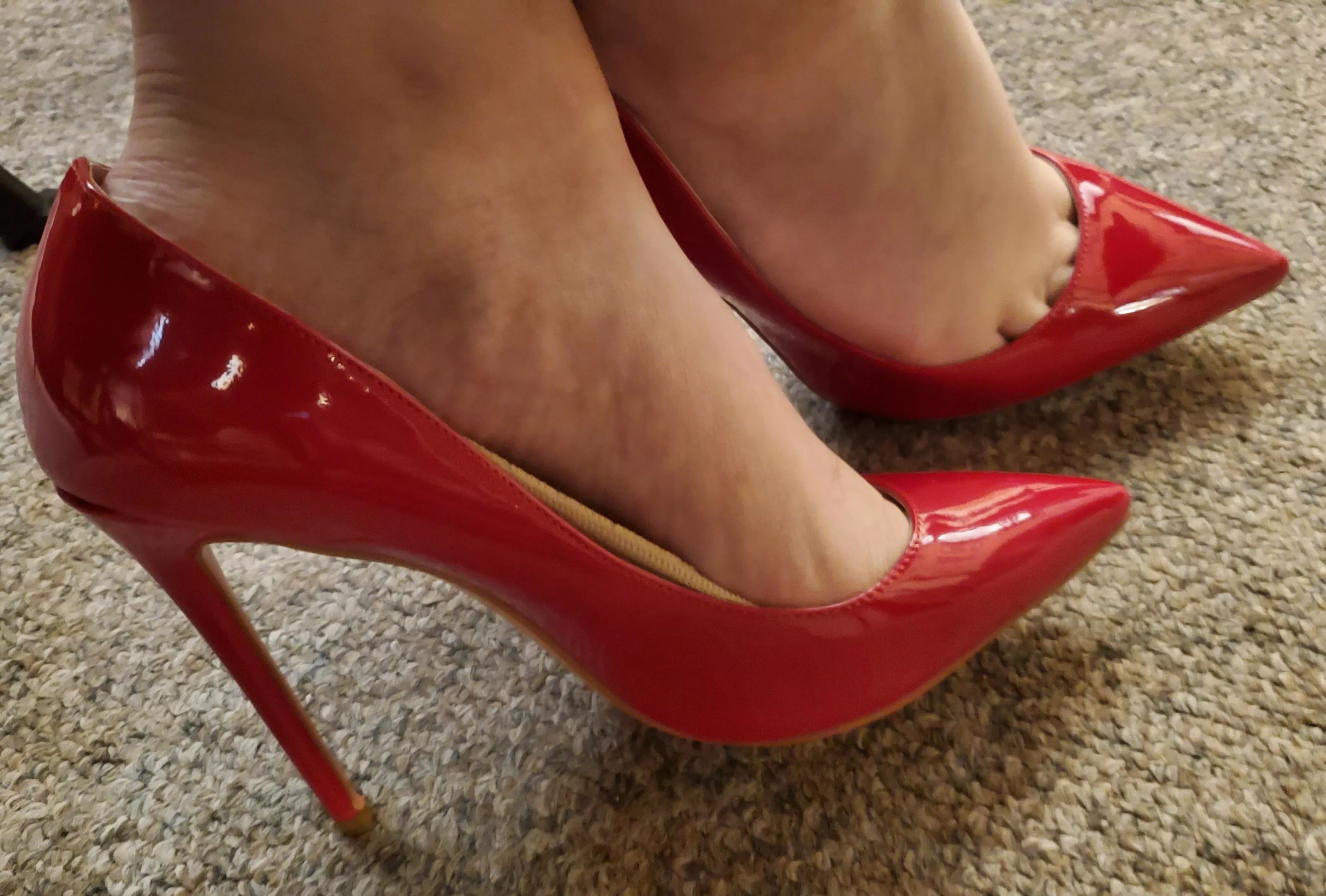 Thoughts on toe cleavage? I'm not sure I always like it but for some reason it just seems right with these Onlymaker pumps! Thoughts on toe cleavage? I'm not sure I always like it but for some reason it just seems right with these Onlymaker pumps!