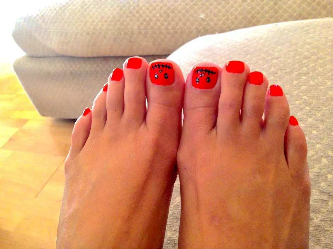 Throwback to Halloween pedicure (f)or my feet lovers. Hubby luvs my 50 yo feet. Do u Throwback to Halloween pedicure (f)or my feet lovers. Hubby luvs my 50 yo feet. Do u