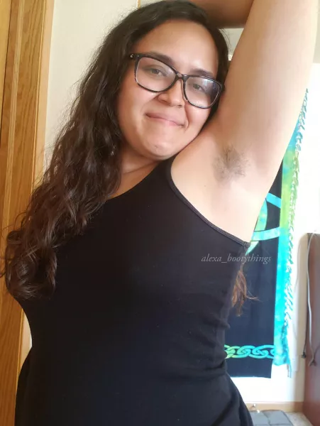 Throwback to the beginning of the summer when my pits were just baby fuzz 💕