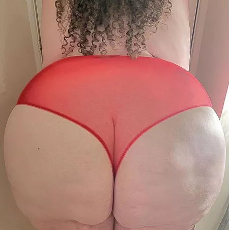Throwing it back to the OG pic that kicked off CurlyKate β¦ my big British ass in red panties ππ₯°π