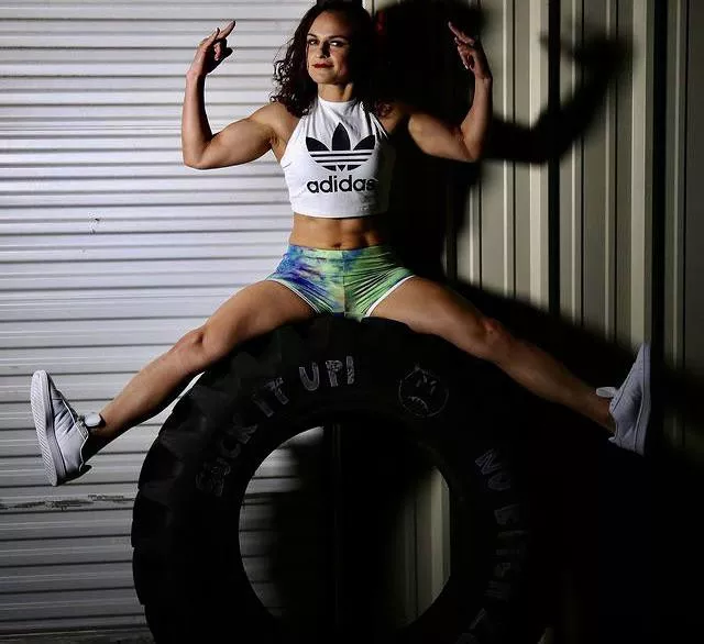 Thunder Rosa spreading