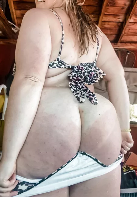 Tied with a bow ?? who wants to cum unwrap me ?