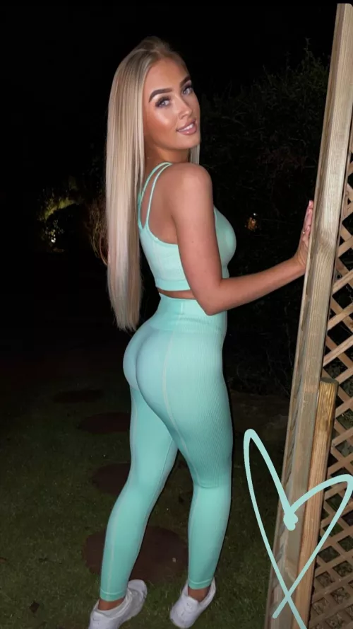 Tight blonde looking all sexy 🥵