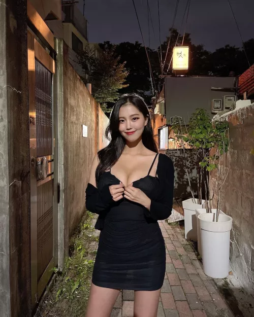 Tight dress and cleavage Tight dress and cleavage
