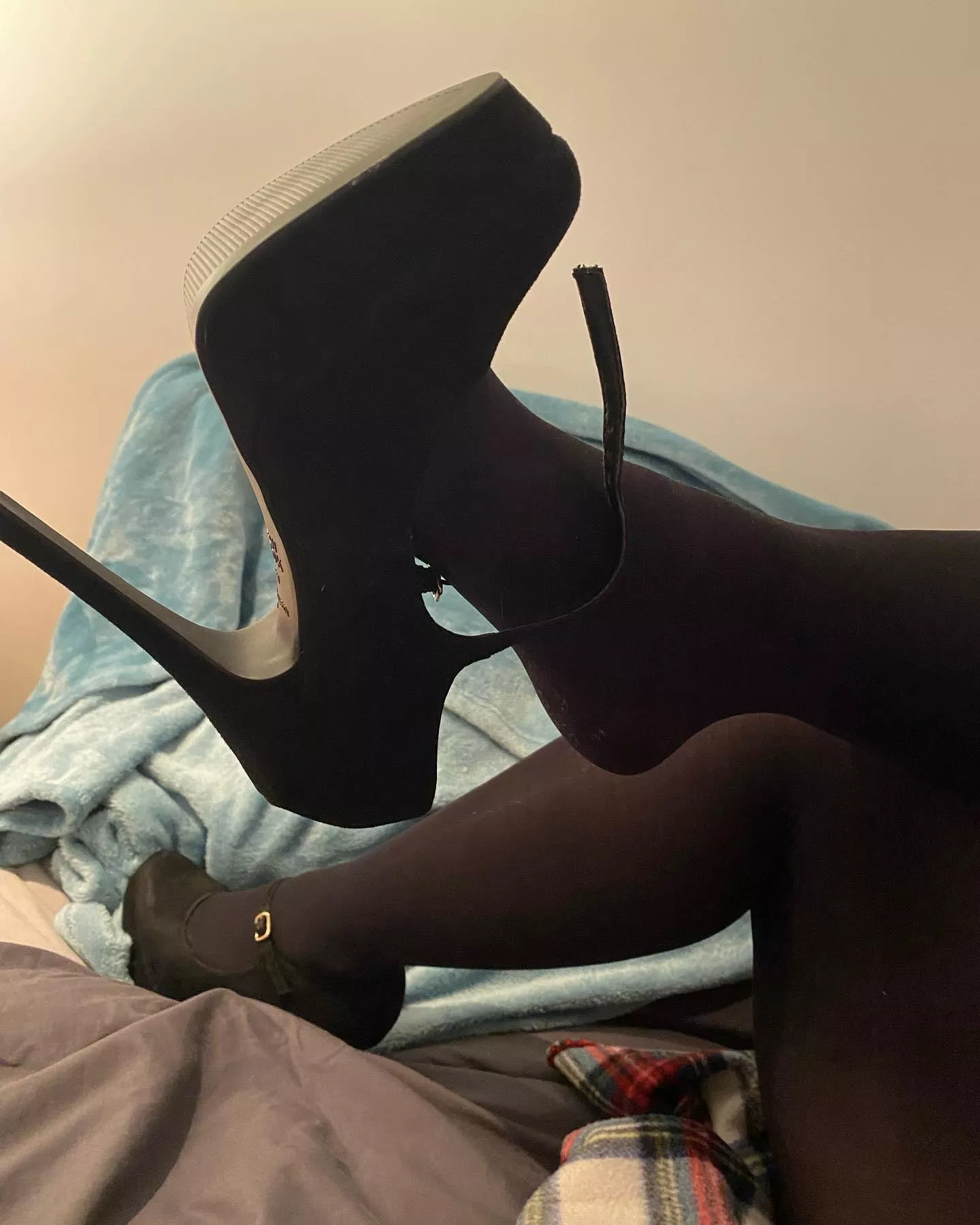 Tights and a high heels dangle. Arenโt you a lucky bunch ?? Tights and a high heels dangle. Arenโt you a lucky bunch ??