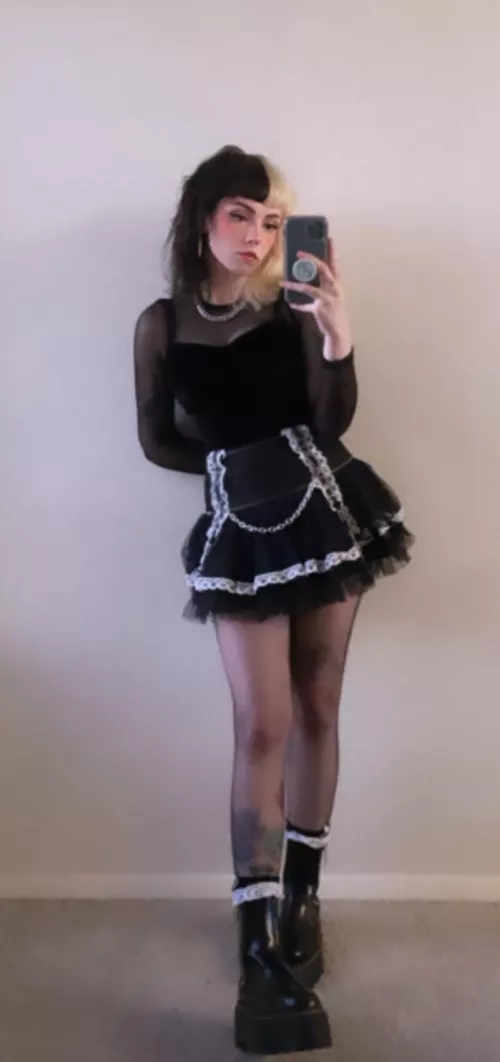 Tights and big boots 🤤