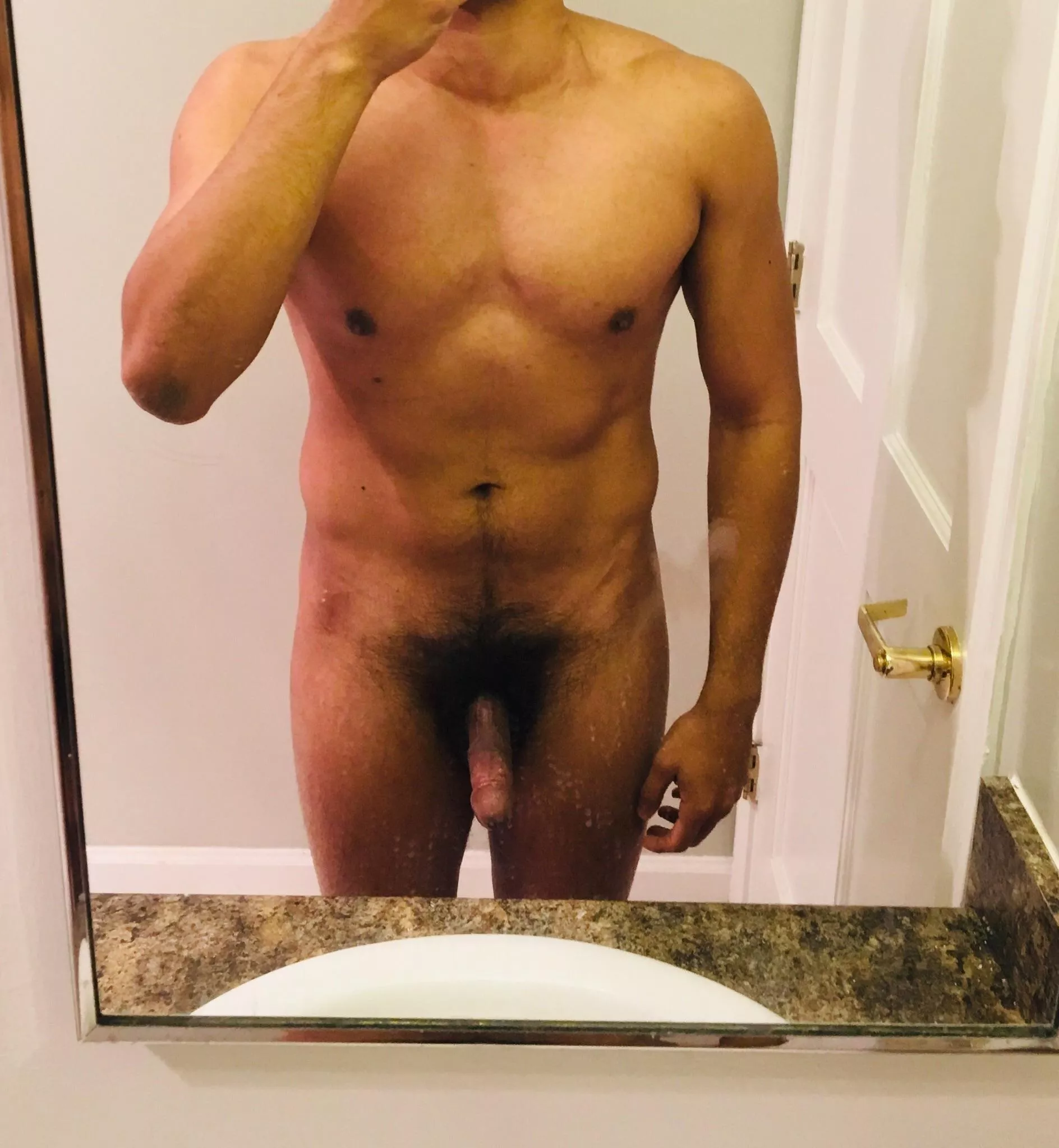 💪 ti[m]e for the post workout rinse-off 🧽