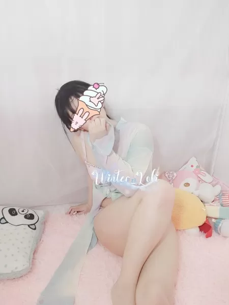 tiny asian gurl ♥ 18, petite, 4'9 ♥