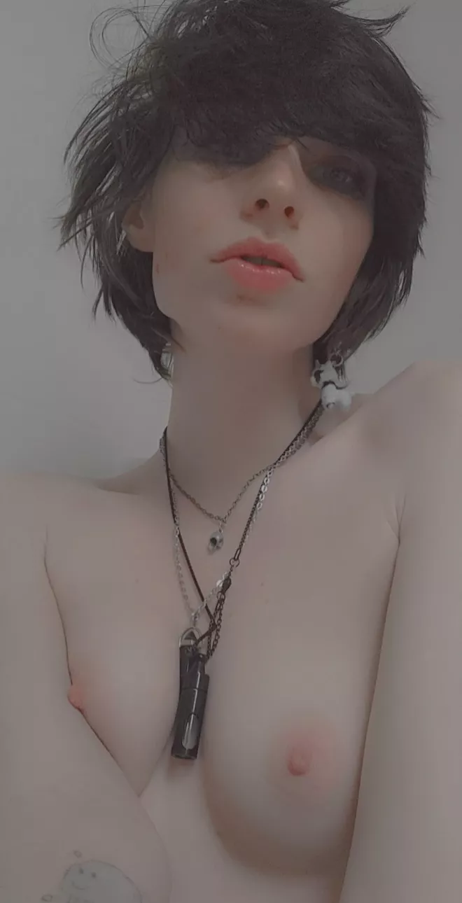 Tiny titties, messy makeup, and all naked. Hope you enjoy the view!