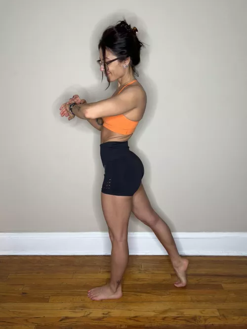 Tiny waist and a nice behind 😘