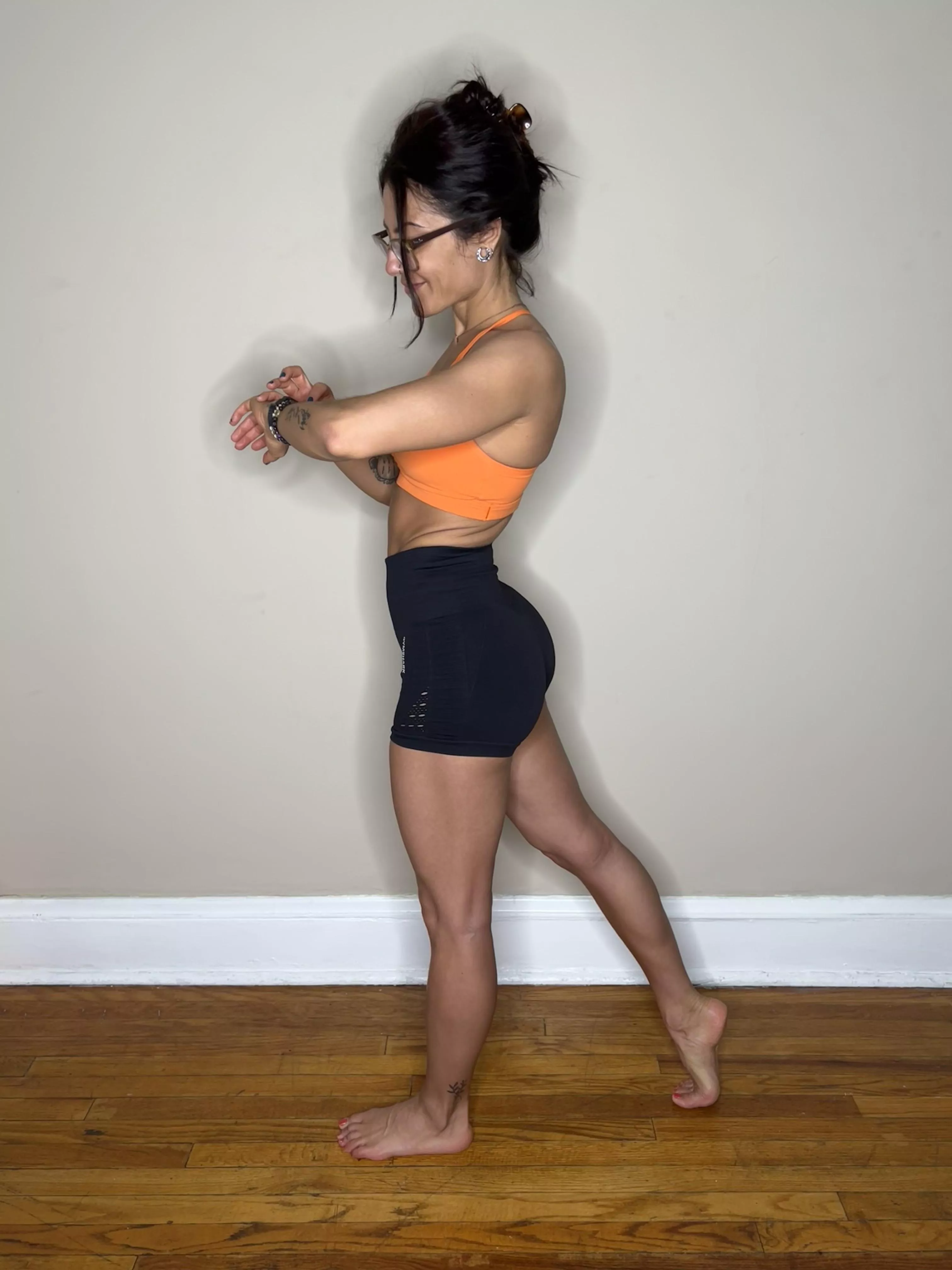 Tiny waist and a nice behind 😘