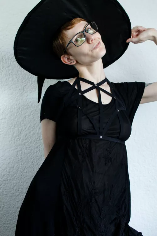 'Tis the season of the vvitch! 'Tis the season of the vvitch!