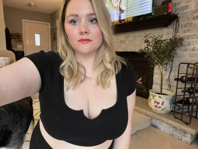 Titties and a tummy…I know I’m big, but am I beautiful? 💋