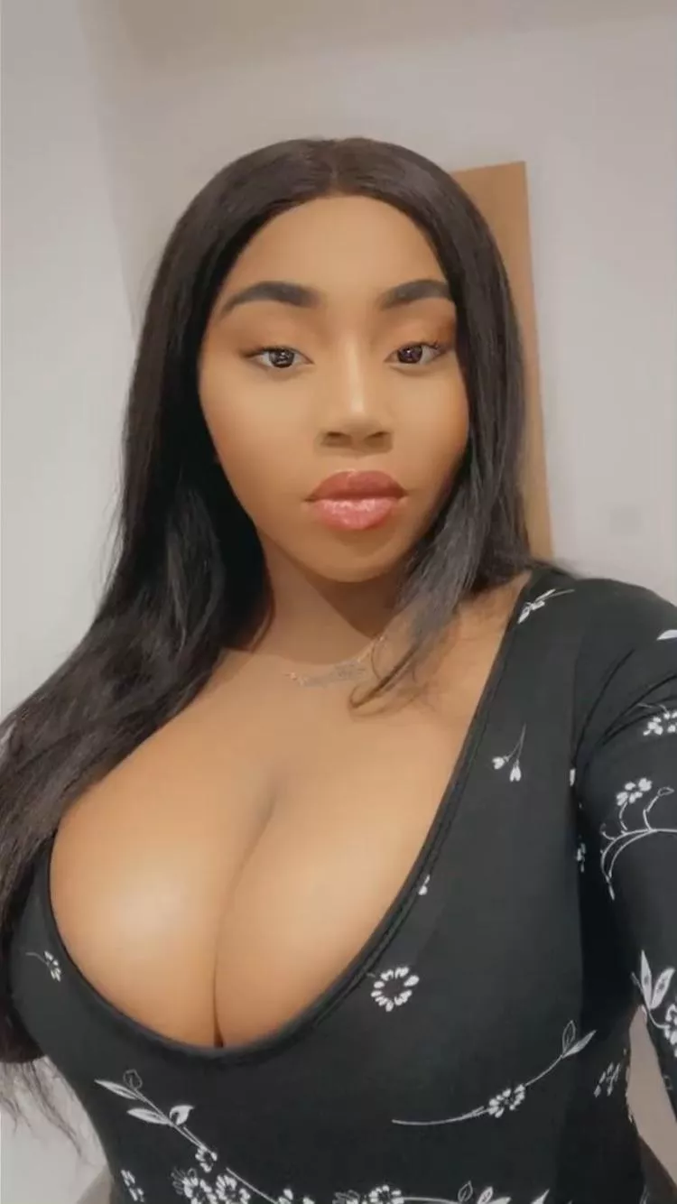 Titties for days 🤤🤤💦💦