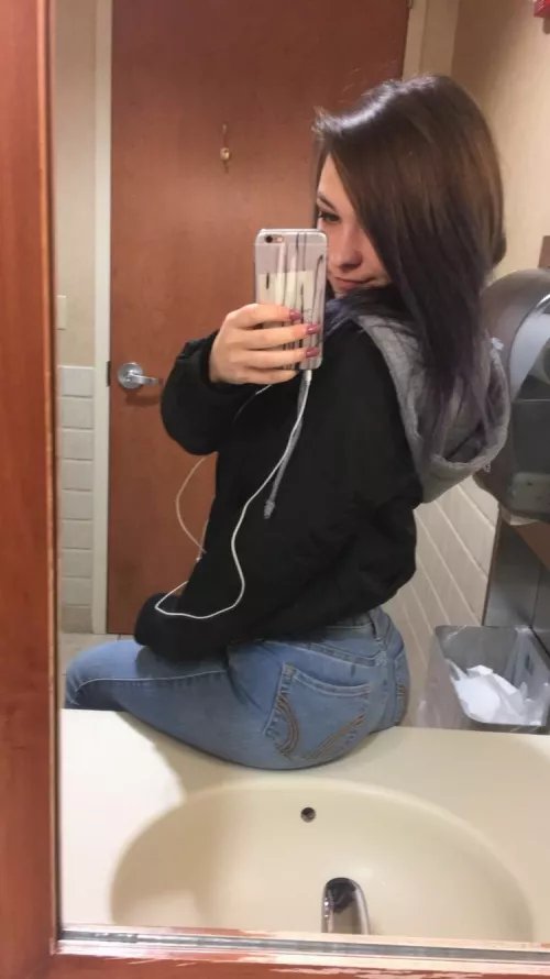 💚 To the FEW ppl who will see this: DM me to get a free recent nude cuz I'm feeling slutty af!