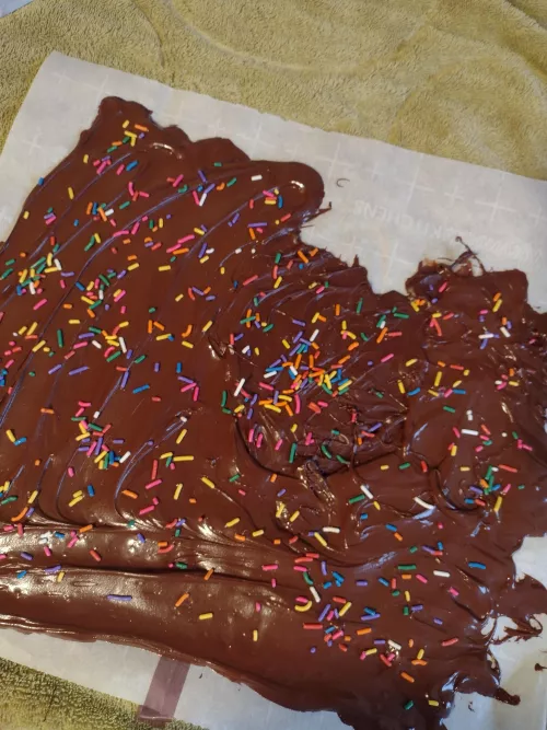 Today daddy and I made unicorn bark ❤️ it's super nummy.