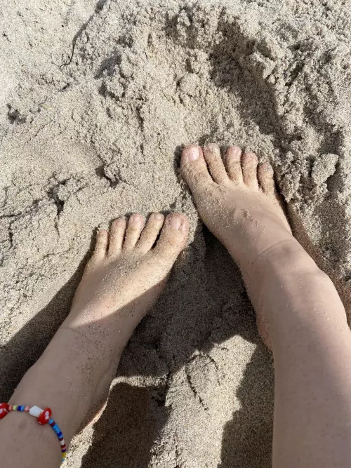 Toes in the sand 🏝