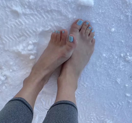 Toes in the snows