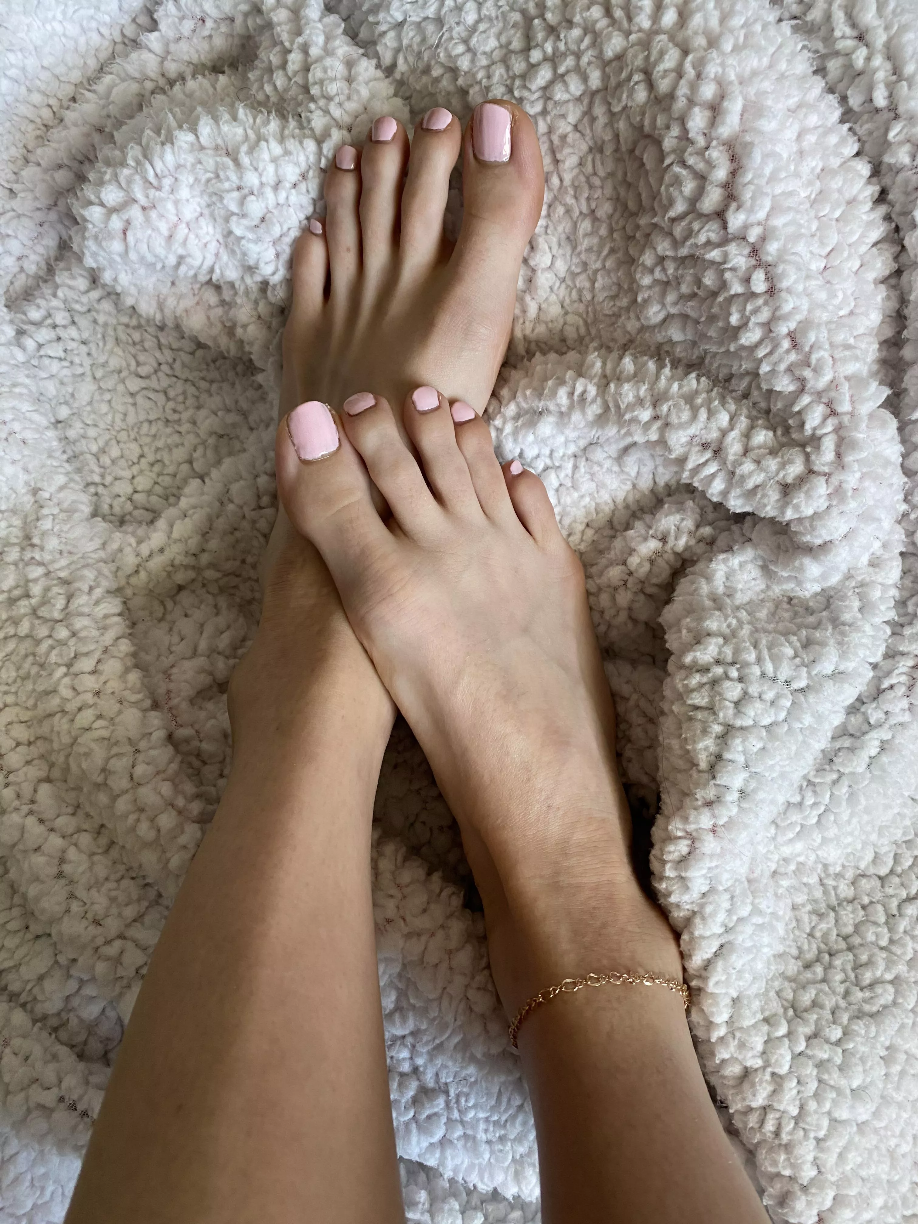 Toes long enough for some good gripping π DMs welcome (: Toes long enough for some good gripping π DMs welcome (: