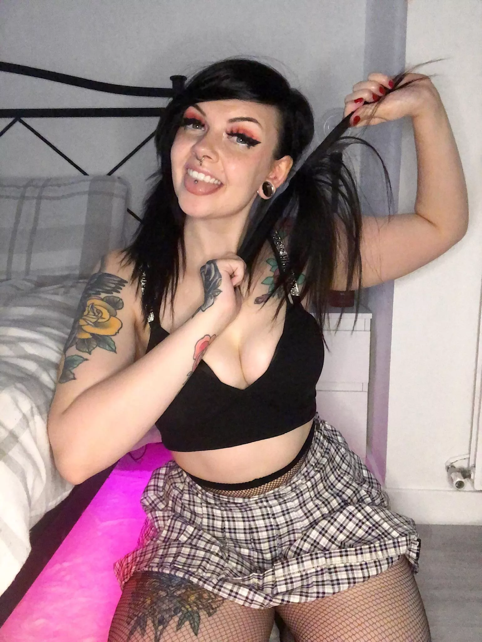 Tongue piercing on a girl? Or no tongue piercing? 🖤💖 Tongue piercing on a girl? Or no tongue piercing? 🖤💖