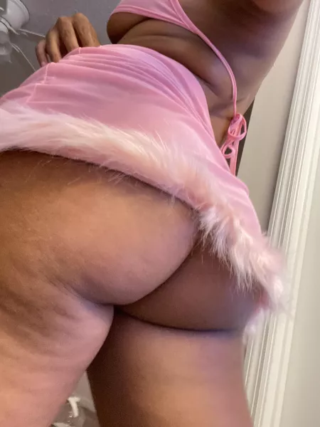 too much ass for this skirt π©