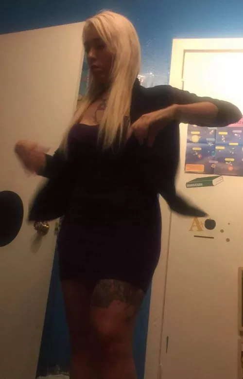 Trading my gf, 24yo from UK. Into slim babes and milfs. Send a photo sample to start with asl. HazShep77 on kik. Bonus if you take Live Photo’s