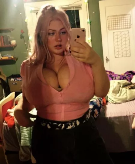 Tribute my boobs before my bf looks at my phone and sees it ๐hurry