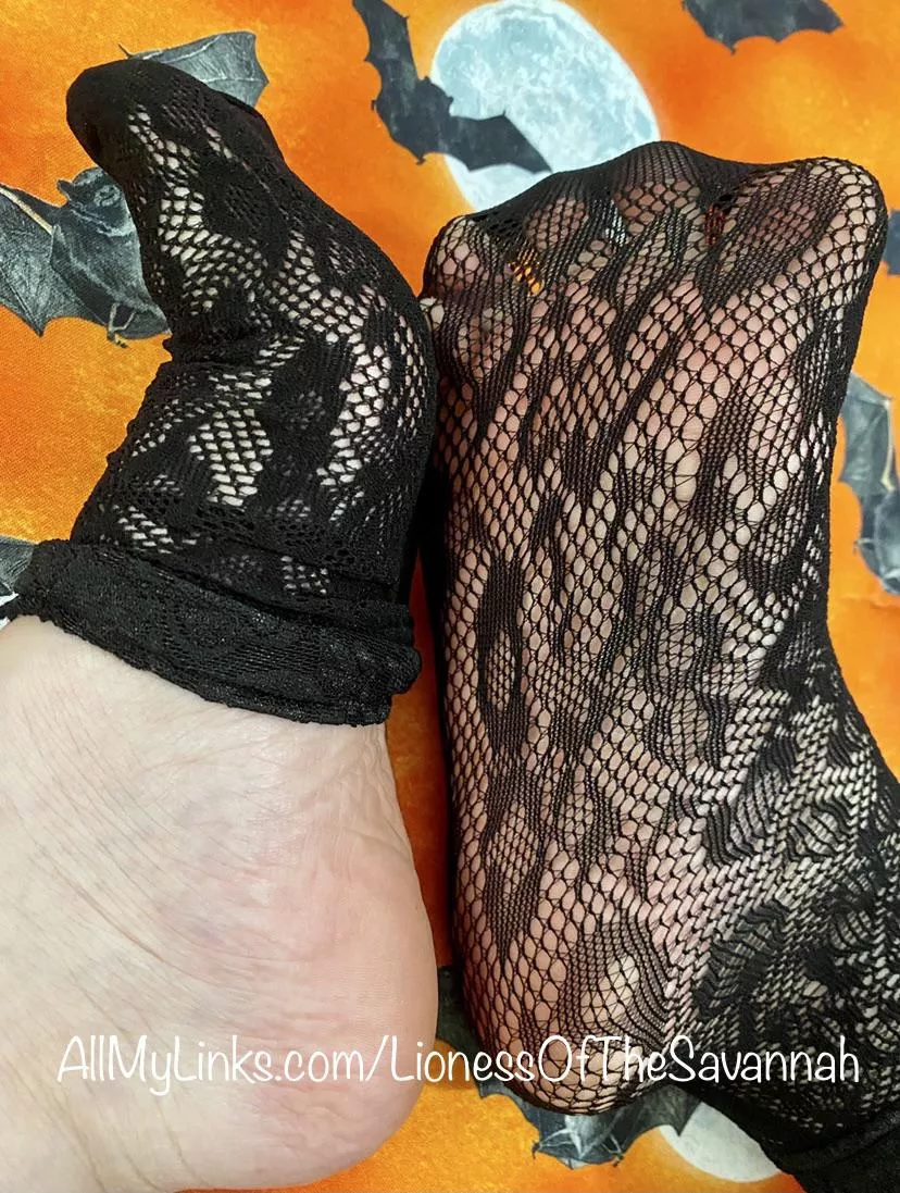Trick or Treat! 🎃 Fishnet Feet! 🦇👻 …it’s also my birthday today! 🥳 (F)