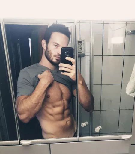 Tried to show off my somewhat mediocre abs. Liked the forearm better ;) Tried to show off my somewhat mediocre abs. Liked the forearm better ;)