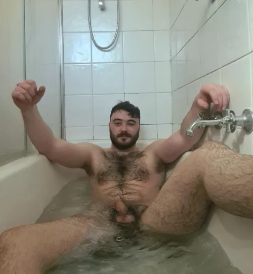Tried to take a sexy photo in the tub but instead snapped myself slipping 😅