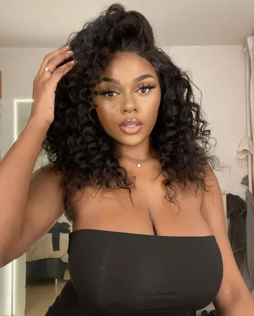 trop gros seins pour se cacher trop gros seins pour se cacher