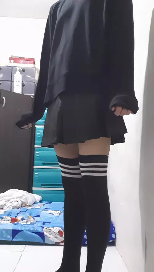 Truth be told, holding the end of your sleeves is extremely comfy :3 Truth be told, holding the end of your sleeves is extremely comfy :3